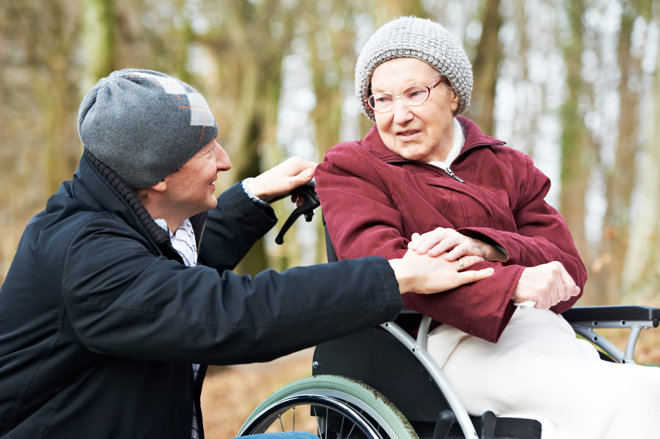Пенсионер инвалид детства. Бабушка в инвалидной коляске. Бабушка с коляской. Пенсионеры инвалидная коляска. Коляска для пенсионеров.
